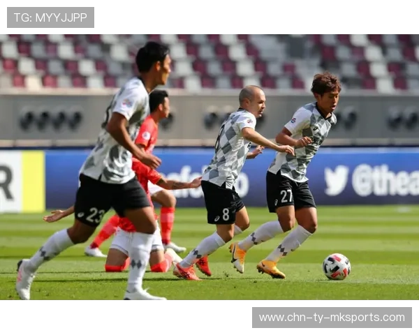 河南队周大地回撤接球转身，直塞穿透防线送出助攻